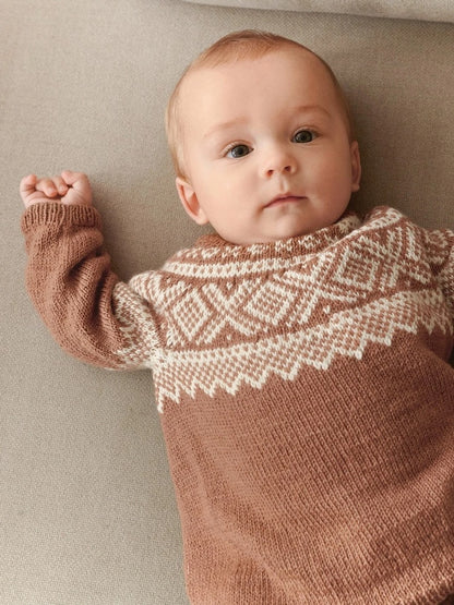 Marius Sweater Baby - zweifarbig | zartes Muster aus Sunday von Sandnes Garn