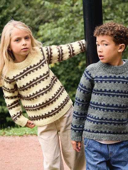 Ridge Sweater Junior | mit skandinavischen Streifen aus Atlas von Sandnes Garn