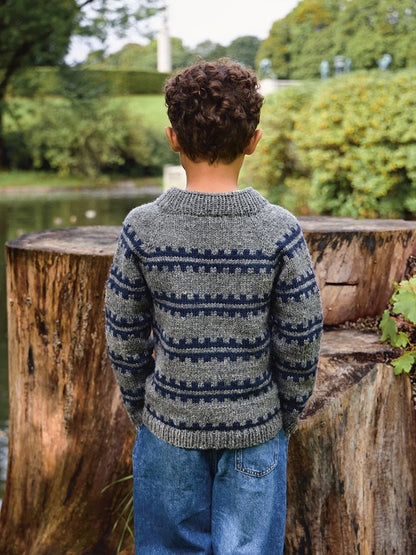 Ridge Sweater Junior | mit skandinavischen Streifen aus Atlas von Sandnes Garn