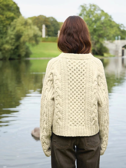 Wilbur Cable Sweater | zeitloses Zopfmuster aus Atlas von Sandnes Garn