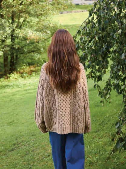 Wilbur Cable Sweater | zeitloses Zopfmuster aus Atlas von Sandnes Garn