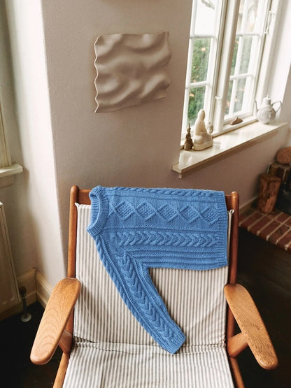 Nilo Sweater Kids | zeitloses Zopfmuster aus Double Sunday von Sandnes Garn