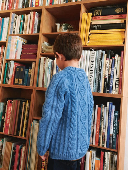 Nilo Sweater Kids | zeitloses Zopfmuster aus Double Sunday von Sandnes Garn