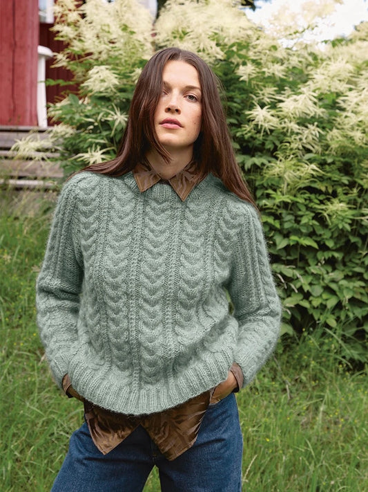 Alba Sweater | fluffig weiches Zopfmuster aus Kos und Tynn Silk Mohair von Sandnes Garn
