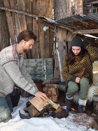 Mogen Sweater | grafisches Muster aus Fritidsgarn von Sandnes Garn