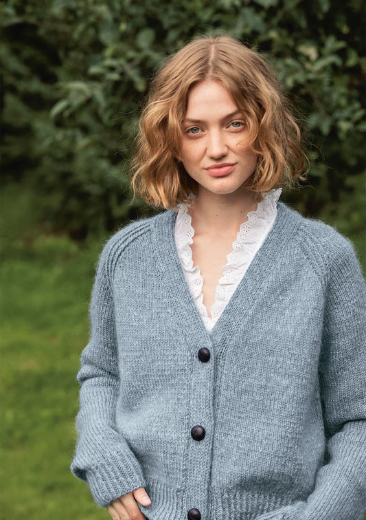 Noomi Jacke Double Sunday | klassischer Cardigan aus Double Sunday und Tynn Silk Mohair von Sandnes Garn
