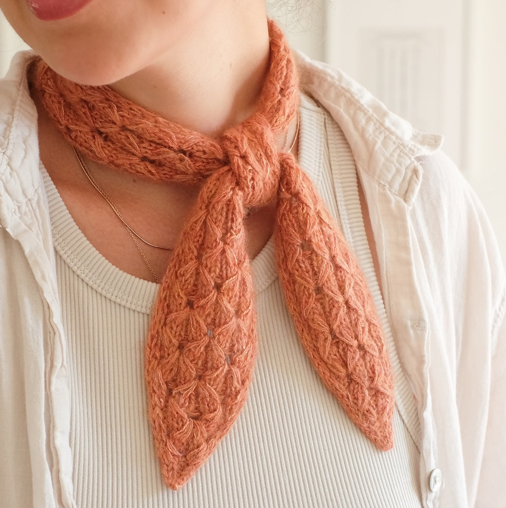 Star Jasmine Mini Scarf von Ksenia Naidyon mit Kinu und Sensai von ITO Yarn 1