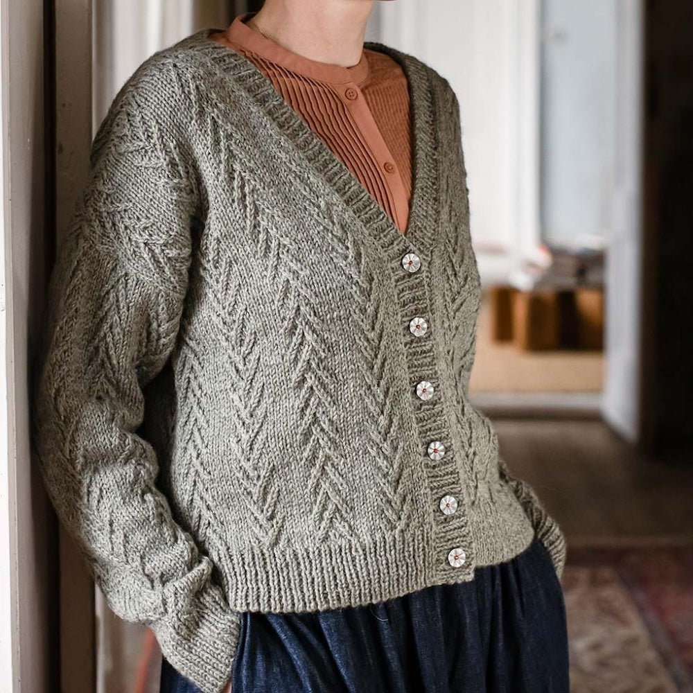 Hove Cardigan Erika Knight mit Wool Local Aran aus dem Booklet Sussex