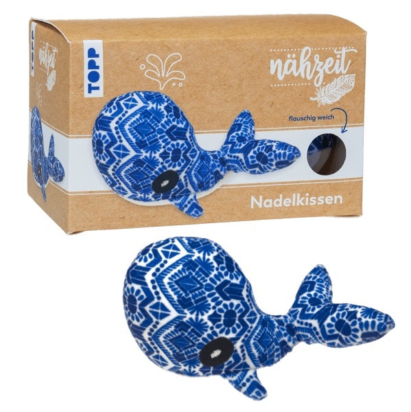 Topp Nadelkissen Wal, blauer süßer Wal mit mediterranem Muster, Abbildung vor der Kartonverpackung