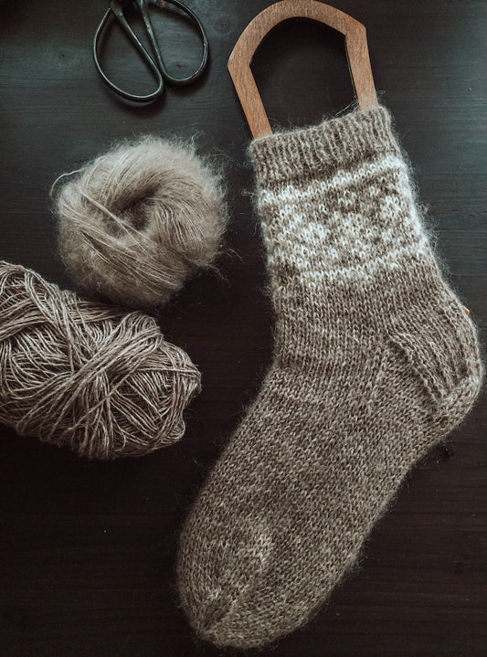 Arctic Sun Socks | Norweger-Socken aus Einband von Lopi Island und Tynn Silk Mohair von Sandnes