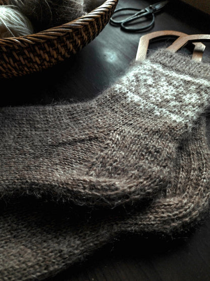 Arctic Sun Socks | Norweger-Socken aus Einband von Lopi Island und Tynn Silk Mohair von Sandnes