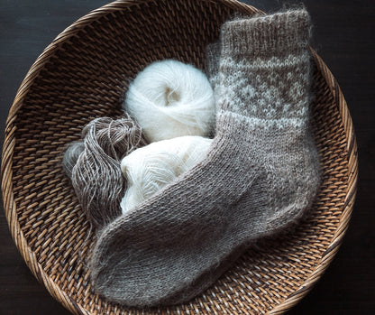 Arctic Sun Socks | Norweger-Socken aus Einband von Lopi Island und Tynn Silk Mohair von Sandnes
