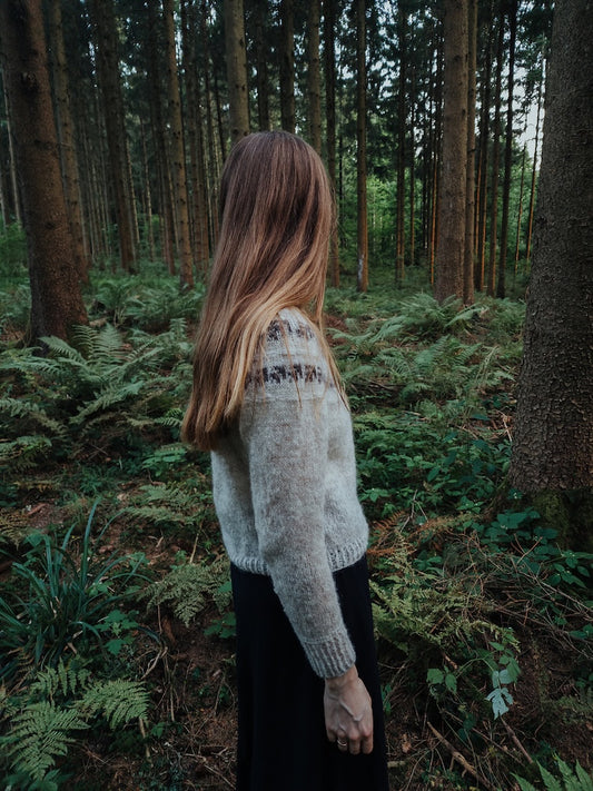 Fernlys Sweater | zart schimmerndes Blattmuster aus Plötulopi und Tynn Silk Mohair