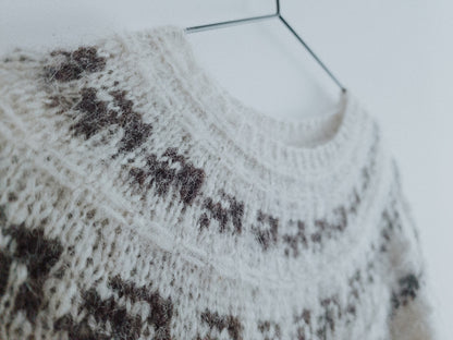 Fernlys Sweater | zart schimmerndes Blattmuster aus Plötulopi und Tynn Silk Mohair
