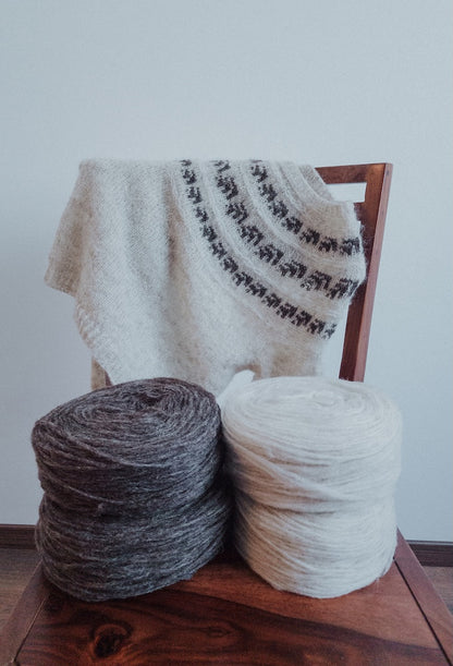 Fernlys Sweater | zart schimmerndes Blattmuster aus Plötulopi und Tynn Silk Mohair