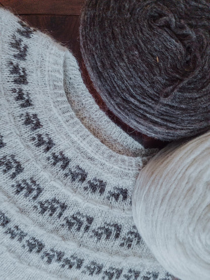 Fernlys Sweater | zart schimmerndes Blattmuster aus Plötulopi und Tynn Silk Mohair