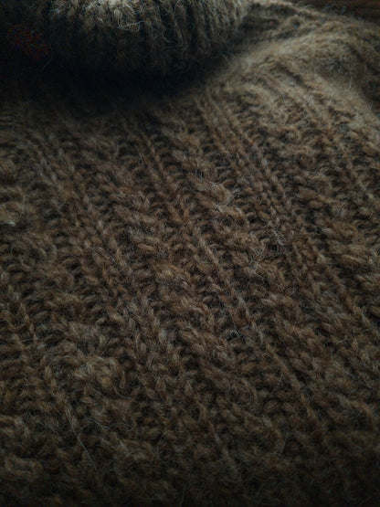Oakwood Raglan Sweater | feines Zopfmuster aus Plötulopi von Lopi Island