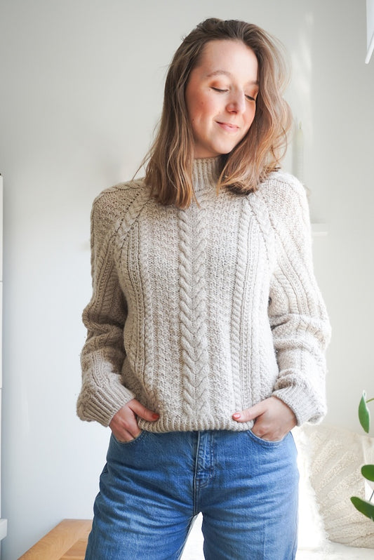 Wochenmarkt Pullover | zauberhaftes Zopfmuster aus Alpaka Ull von Sandnes Garn