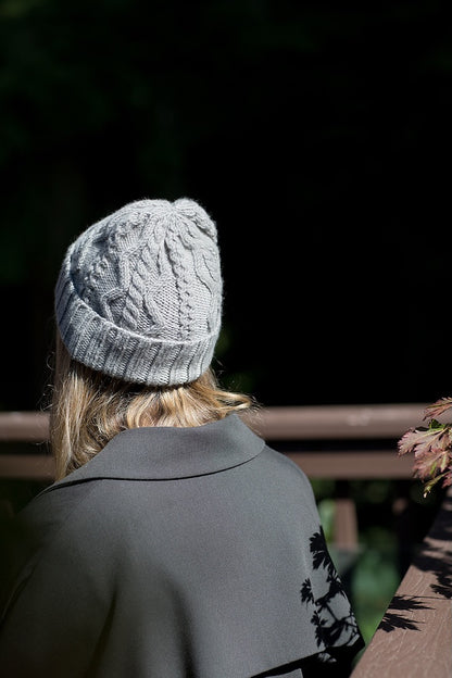 Vokse Hat | Zopfmönstrad mössa i Far från Woolfolk