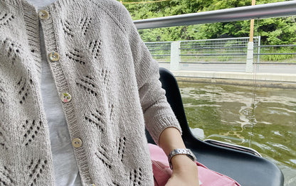 Peony Cardigan | sart mønster i Le Petit Organic Cotton fra Biches & Bûches