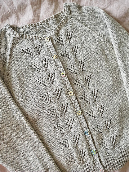 Peony Cardigan | sart mønster i Le Petit Organic Cotton fra Biches & Bûches