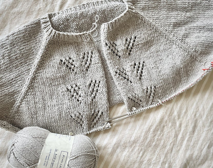 Peony Cardigan | sart mønster i Le Petit Organic Cotton fra Biches & Bûches