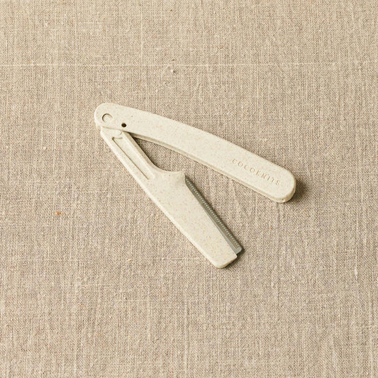 CocoKnits Fuzz Off Comb geöffnet